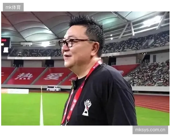 董路认为乌兹别克斯坦快速反击犀利,中国队需加强边路防守。 董路认为乌兹别克斯坦快速反击犀利,中国队需加强边路防守。